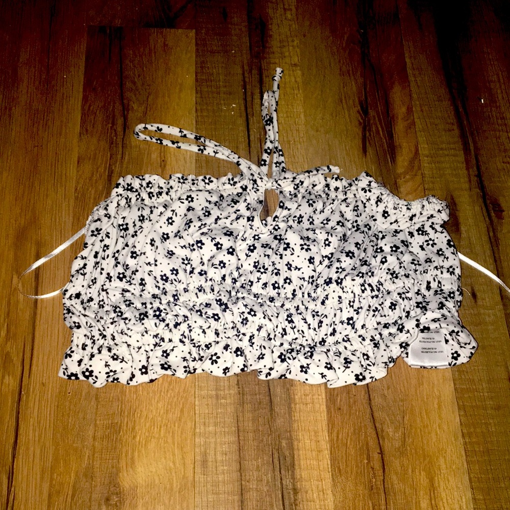 Crop top with flowers black and white!!